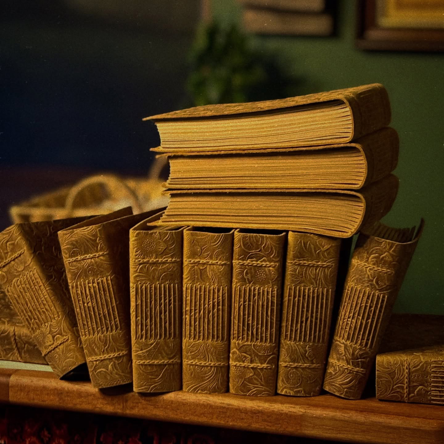 Товгор цэцгэн хээтэй арьсан дэвтэр