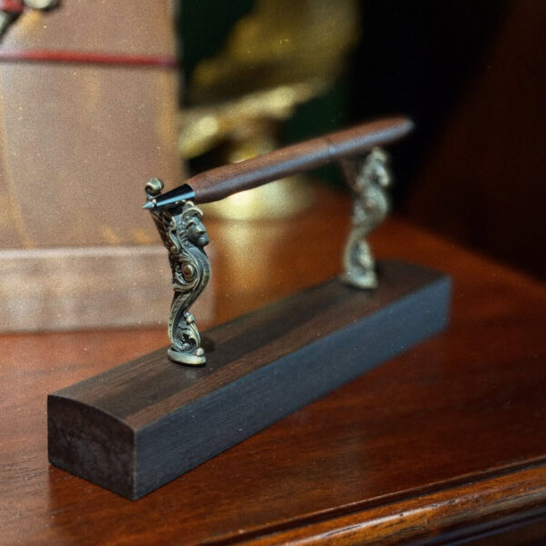 Классик загварын модон үзэгний тавиур