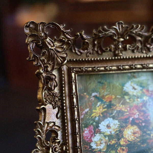 Европ загварын сийлбэртэй зургийн жааз